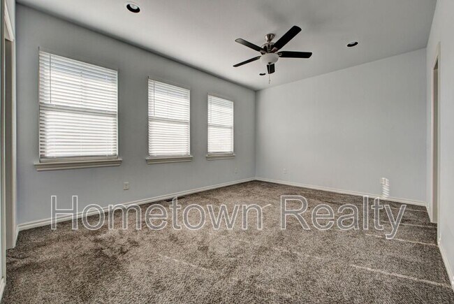 Building Photo - 459 S Fretz Ave