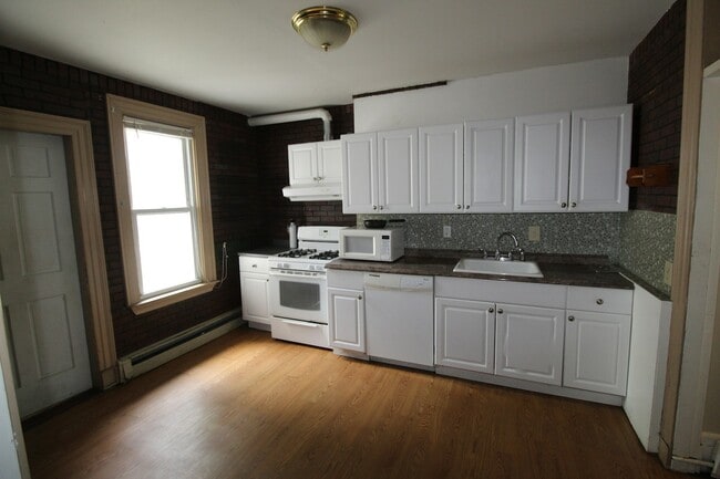 Building Photo - 204 River St