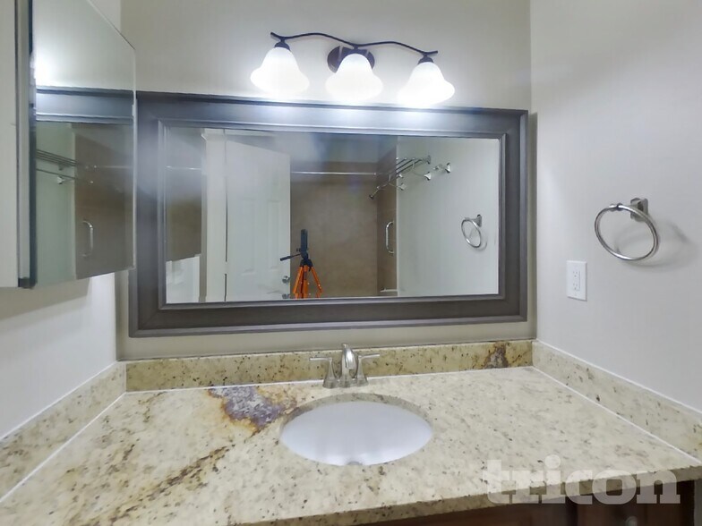 Building Photo - 1005 S Solomon