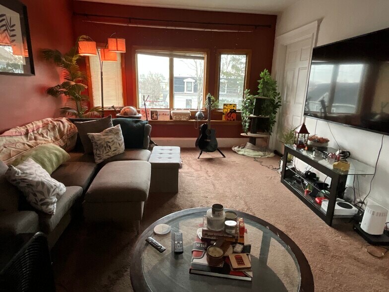 Building Photo - 325 Main St