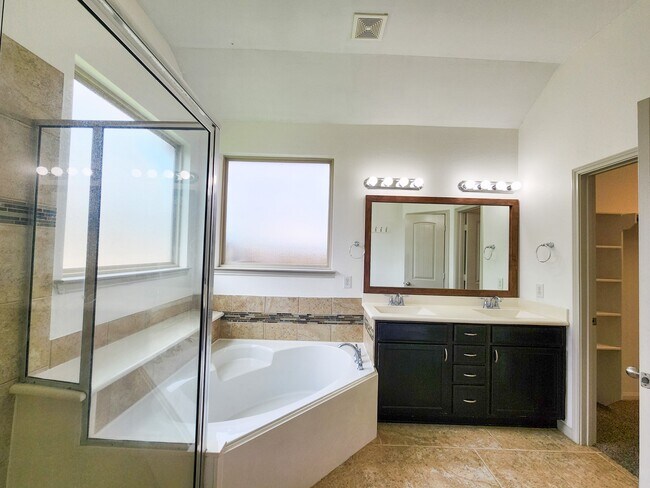 Building Photo - 4515 Greenleaf Dr