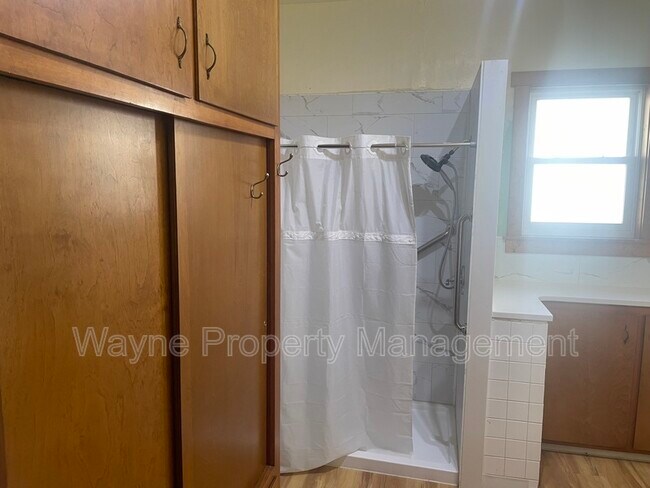 Building Photo - 516 N Cadwell Ave