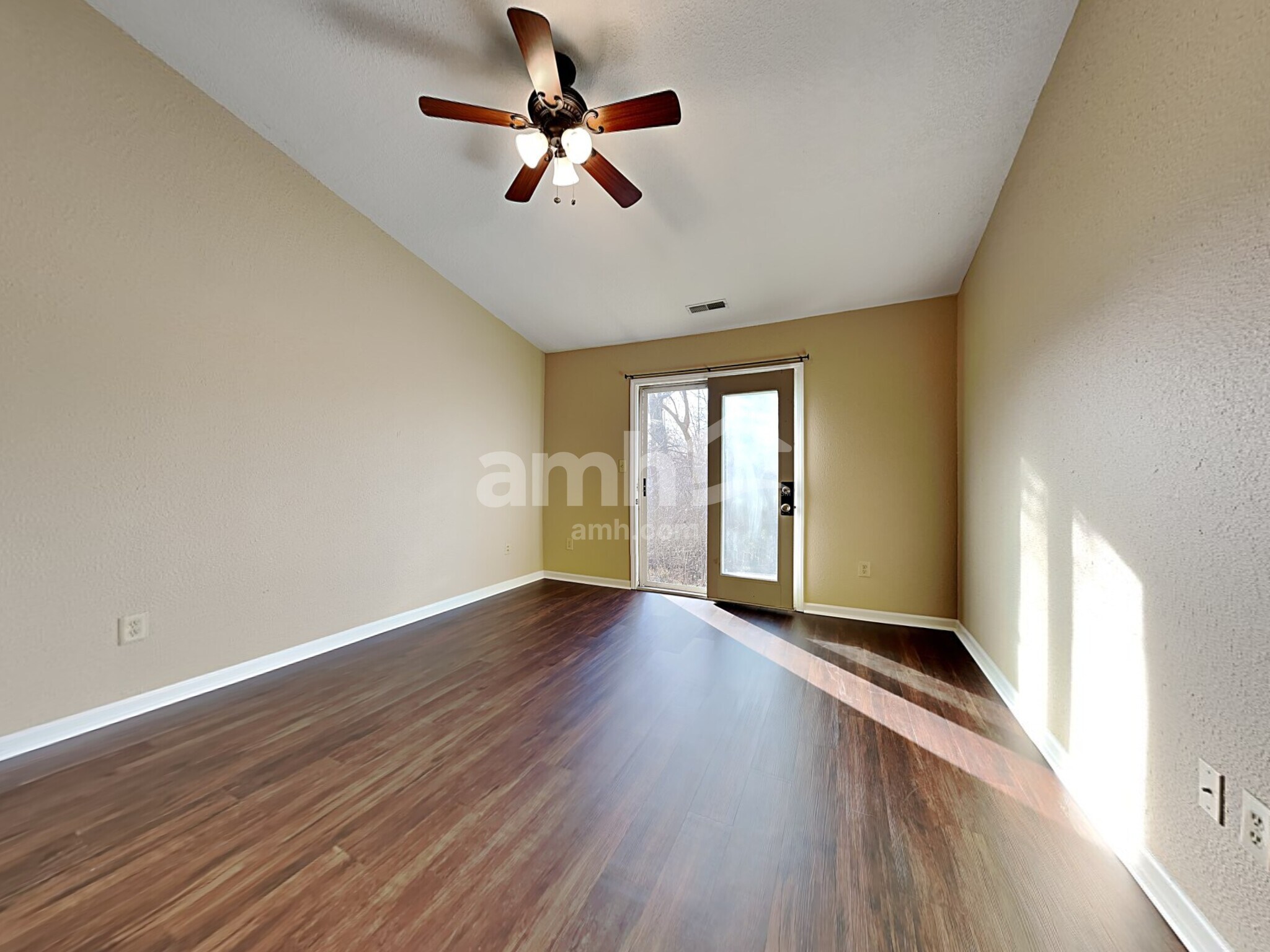 Building Photo - 220 Longview Bend