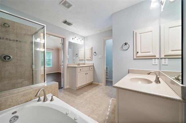 Building Photo - 2626 Couch St