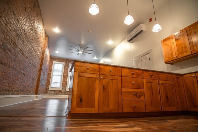 Building Photo - Downtown Luxury Loft Apartment