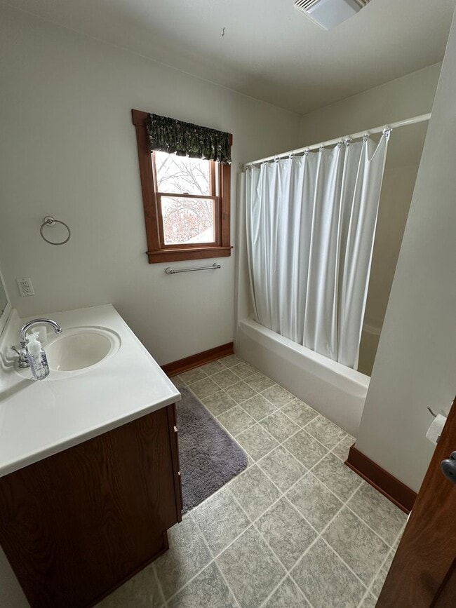 Building Photo - 4 Bedroom 2 Bathroom House - Middlebury