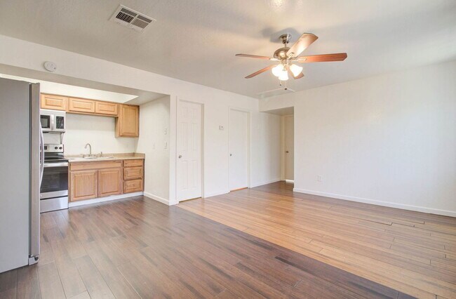 Building Photo - 1501 E Roosevelt St