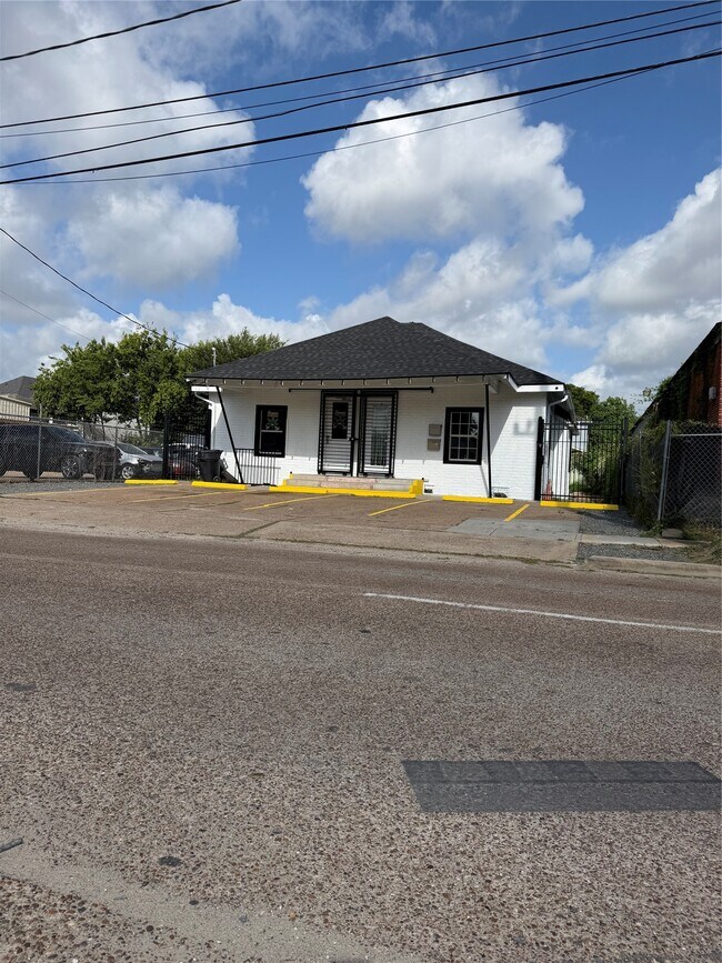 Building Photo - 304 Lockwood Dr