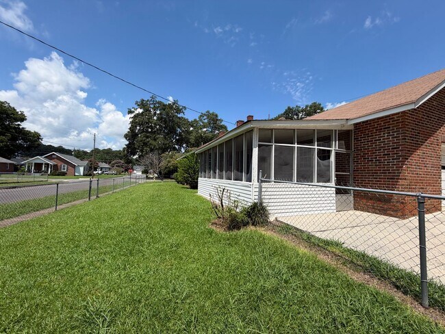 Building Photo - Charming 2/1 House in Celanese- $1,595