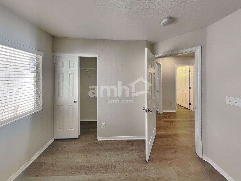Building Photo - 902 Blue Rosalie Pl