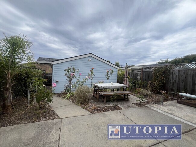 Building Photo - Quiet Beautiful 3 Bed, 2.5 Bath Property Near UCSC