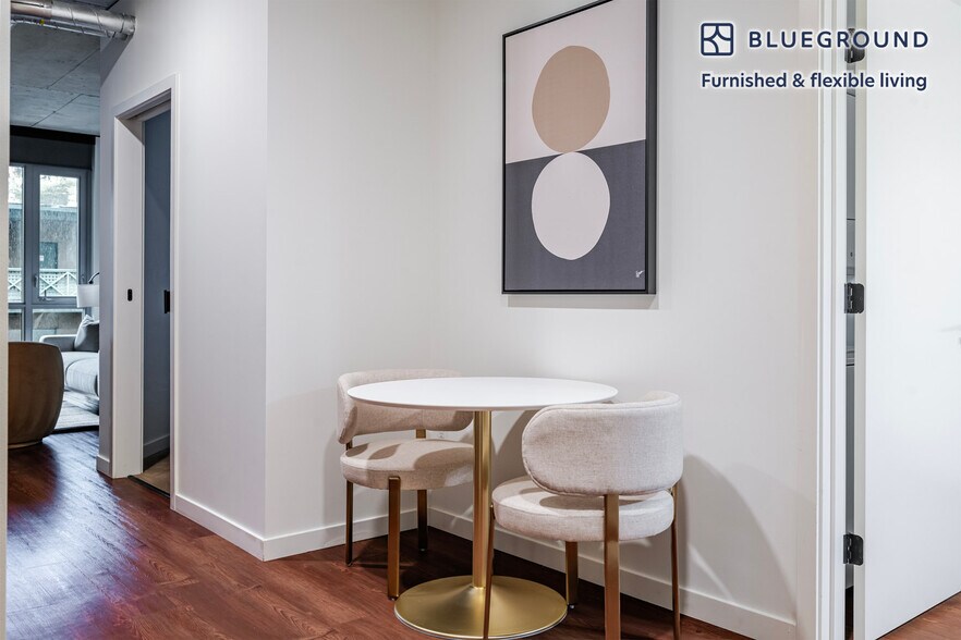 Building Photo - 624 Yale Ave N