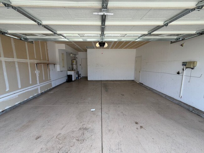 Building Photo - Spacious Home in Quiet Area