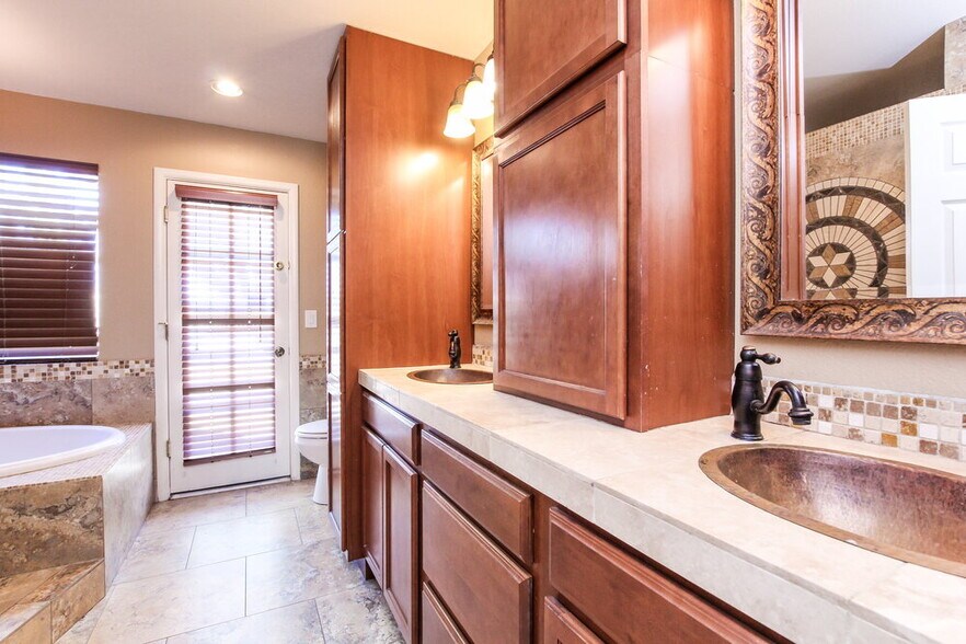 Building Photo - 7352 W Morrow Dr