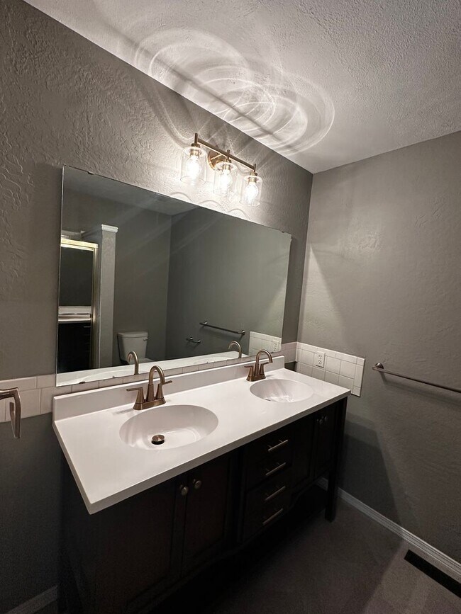 Building Photo - 2843 E Eastwood St