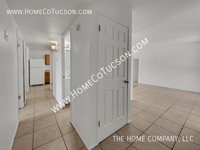 Building Photo - 3966 E Sylvane Dr