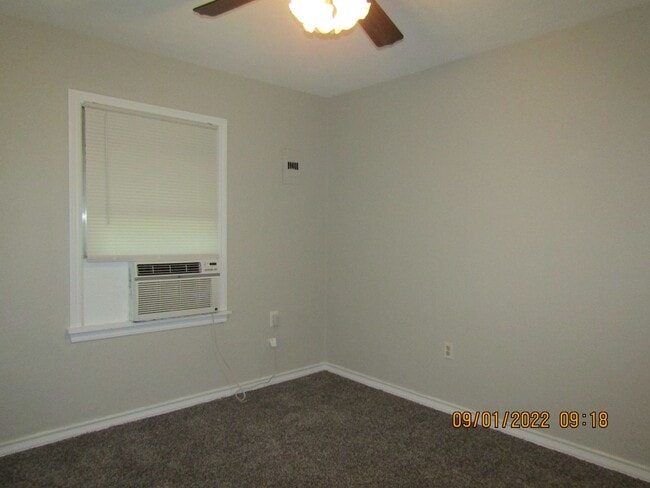 Building Photo - Very nice spacious home located in the Tom...