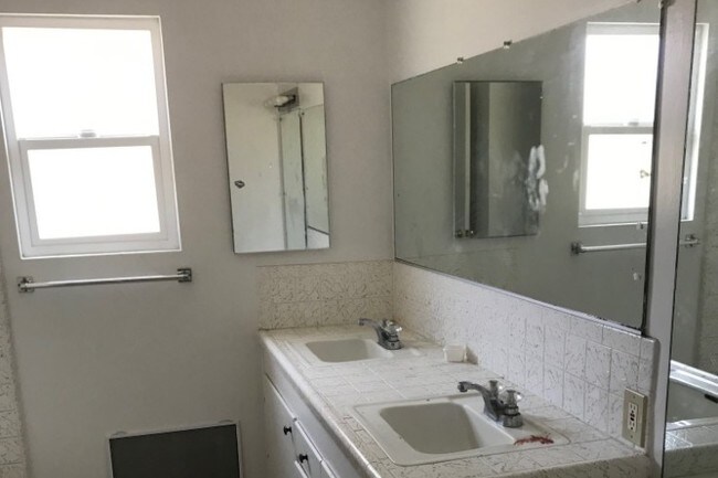 Building Photo - 1940 Armacost Ave