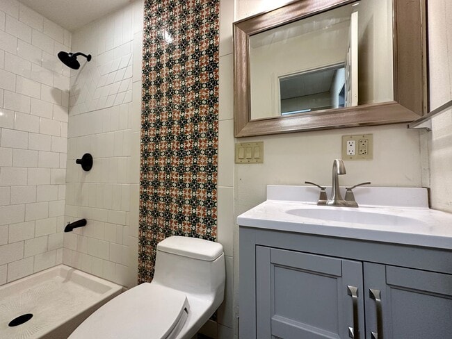 Building Photo - 3 Bed / 2 Bath Custom Pioche House