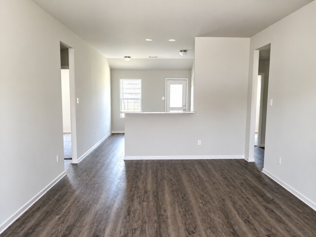 Building Photo - 4 Bed / 2 Bath with garage!!