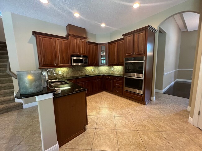 Building Photo - Beautiful 5 Bed 4 Bath Pool Home in the gu...
