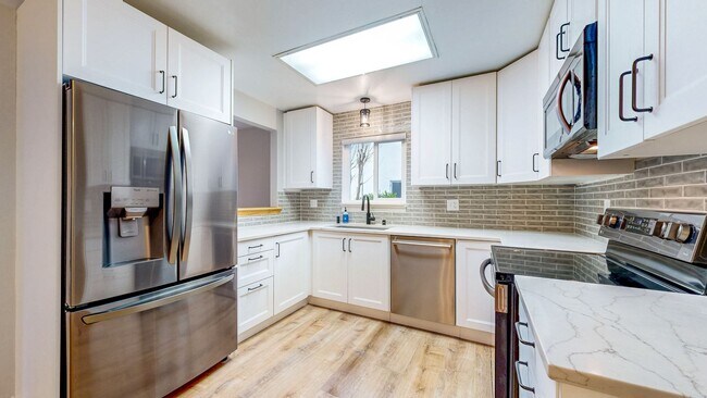 Building Photo - 3 Bedroom 2 Full Bath with Private Yard and 1 Car Garage !