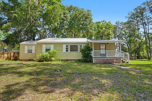 Building Photo - 3 Bed 2 Bath Home with Great Outdoor Space!