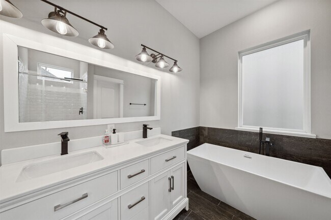 Building Photo - 8470 Berry Green Ln
