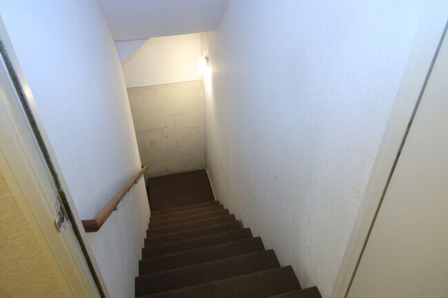 Building Photo - Refurbished Cape Cod Townhome – 2 Master B...