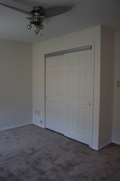 Spacious Room with big closet and ceiling fan - 2529 Kimball Street