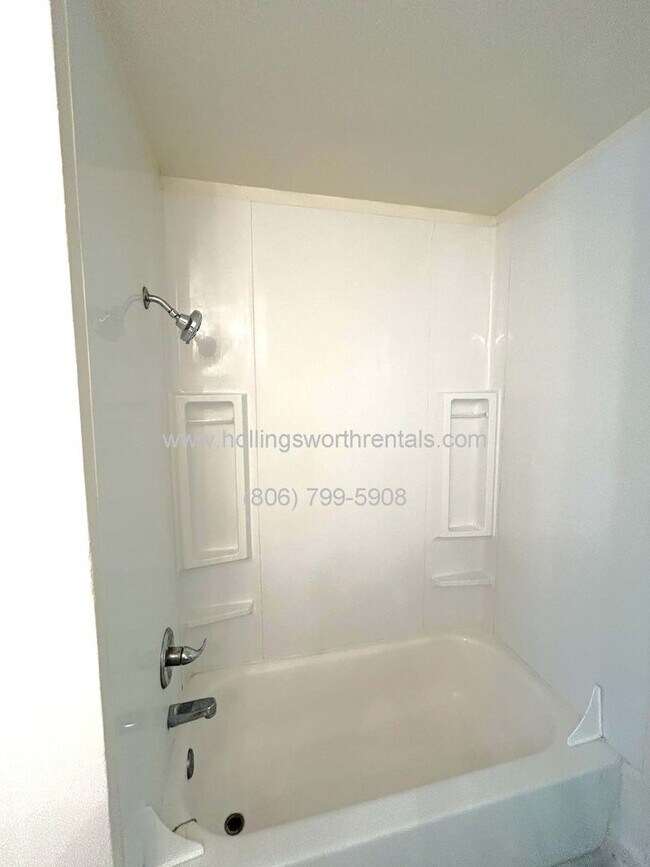 Building Photo - Large 3 bedroom 1.5 bath w/ 2 living areas, bonus room and Laundry room