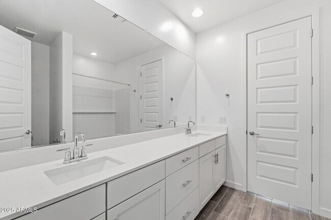 Building Photo - 8147 E Paloma Ave