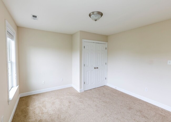 Building Photo - Huge house with vaulted ceilings and fenced in rear yard