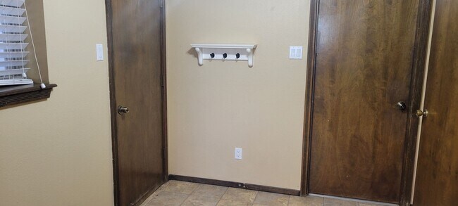 Building Photo - LARGE 3 BEDROOM HOME IN NORTHEAST CLOVIS