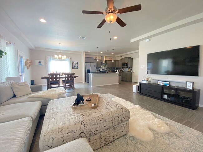 Building Photo - East El Paso 3 bed Refirg A/C