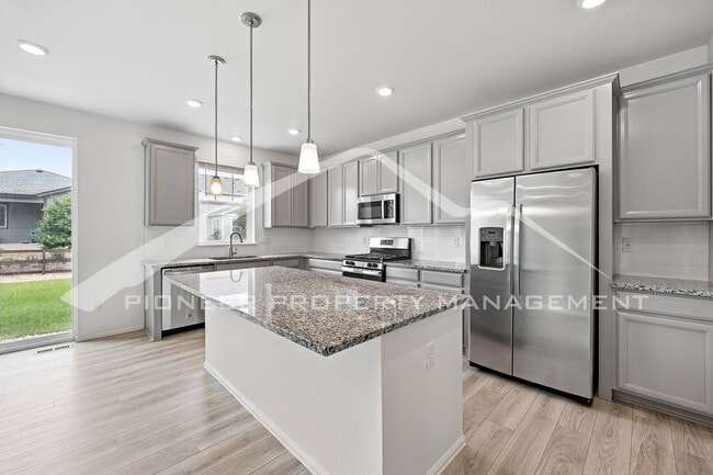 Building Photo - Spacious Home with Washer/Dryer and Centra...