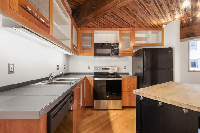 Building Photo - Chic, urban studio condo in the Pearl—Peaceful, In-unit w/d, 14-ft ceilings, deeded parking
