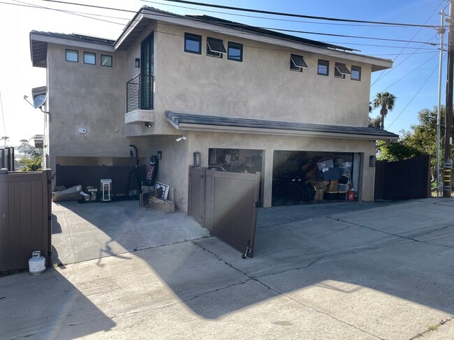Building Photo - 2507 Frankfort St