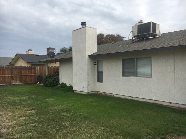 Building Photo - Clean Family Home in Ceres!