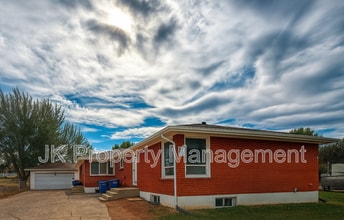 Building Photo - 530 21st Ave NE