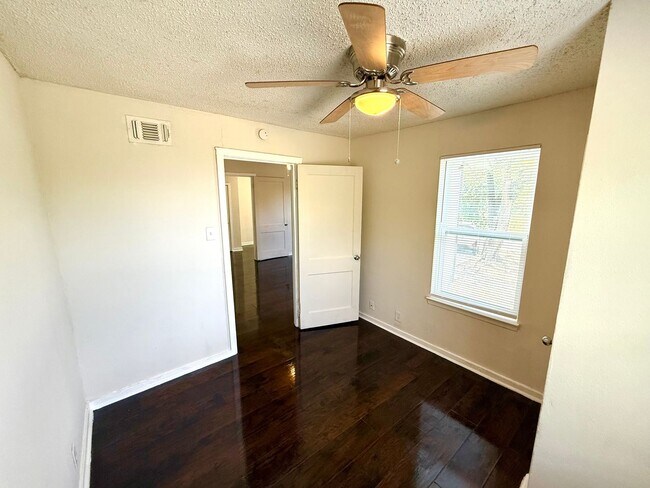 Building Photo - 617 S Palmetto St
