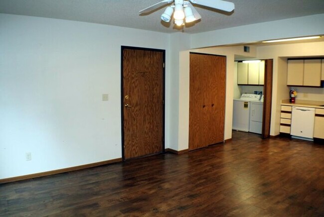 Building Photo - $1,095 | 2 Bedroom, 1 Bathroom Condo | Pet...