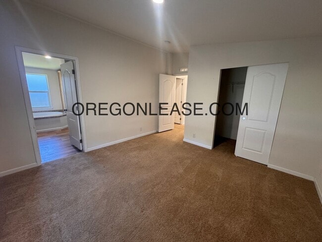 Building Photo - 3 bedroom 2 bath Veneta Home