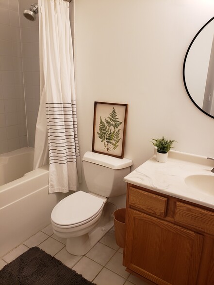 Bathroom - 221 E Cullerton St