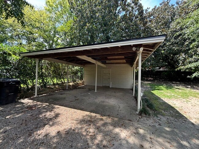 Building Photo - 1531 Iris Dr