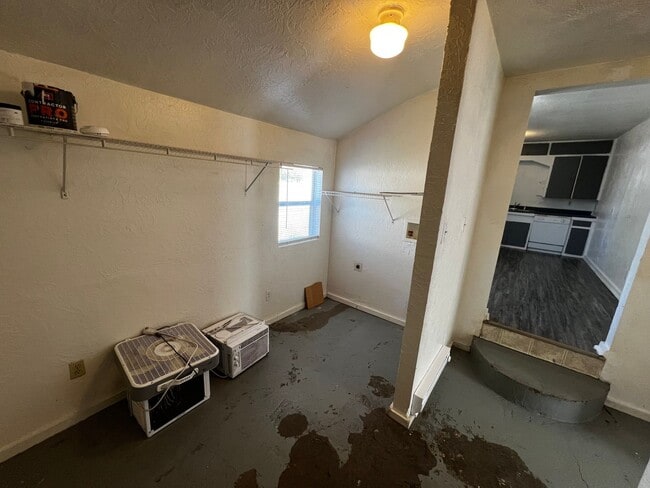 Building Photo - 3 bed 1 bath