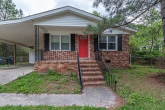 Building Photo - 3 bed/1.5 bath single-family home, with en...