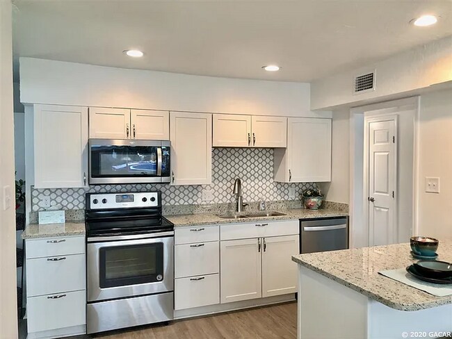 Building Photo - Modern Comfort Meets Classic Charm – Spacious Alachua Rental