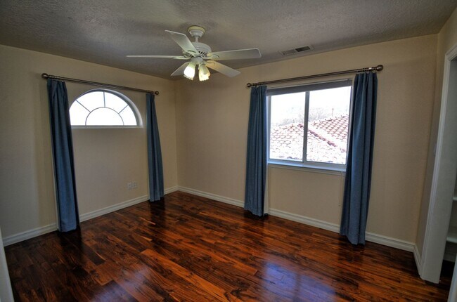 Building Photo - NE Heights Home