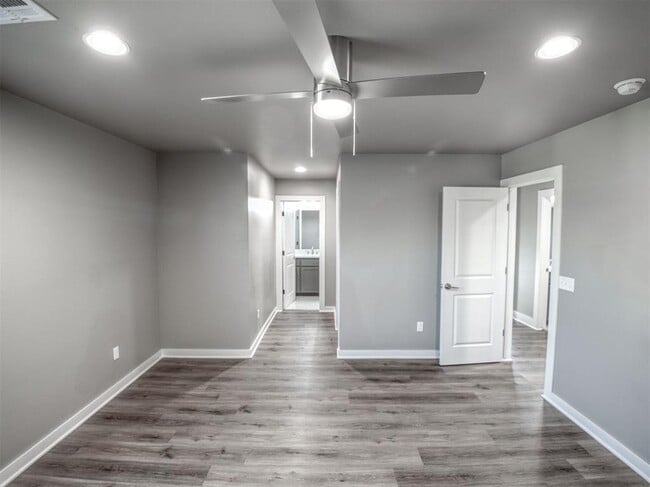 Building Photo - 609 Abadan Dr